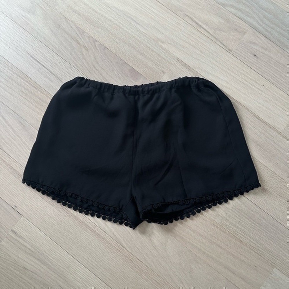 Brandy Melville Shorts Boxer Style Women One Size
Condition 9/10 no flaws